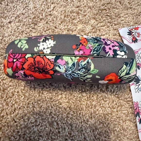 Vera Bradley | Hard Clamshell Sunglasses Case and Lens Cleaning Cloth | Floral - Picture 5 of 10